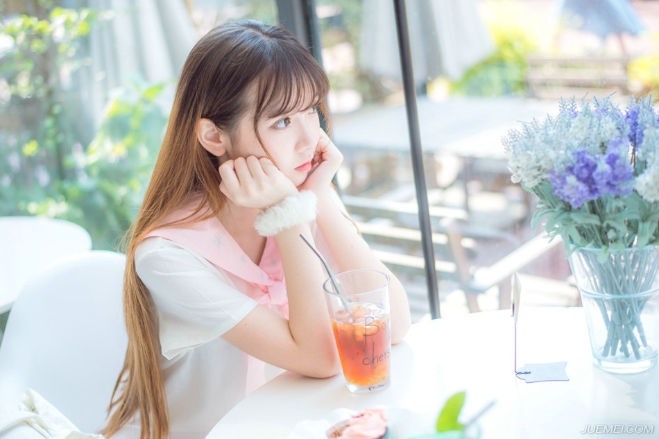 若要结婚，就嫁给一个视你如宝贝的男人，他会宽容你的小毛病，原谅你的不周到;他能照顾你，仿佛你是他的小妹妹;他能溺爱你，仿佛你是他的小宠物;他能赶走你偶尔冒出来的坏情绪，他能抱着你睡觉，给你做枕头，冬天不嫌你冷，夏天不嫌你热。